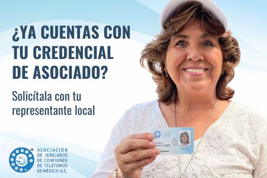 Asociada sosteniendo su credencial